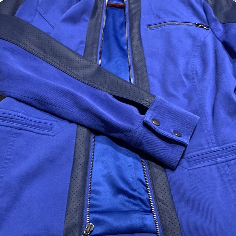 Woman’s G.I.L.I. “Got it love it” size 12 royal blue jacket - Picture 6 of 6